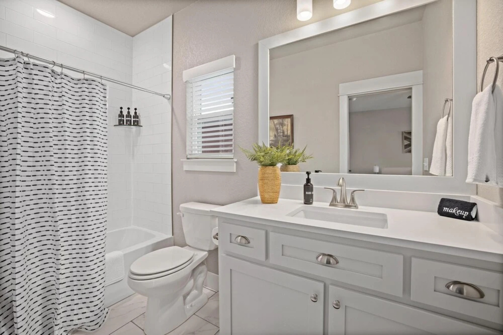 Big Blue on Main-hot Tub-less Than 1 Mi to Square