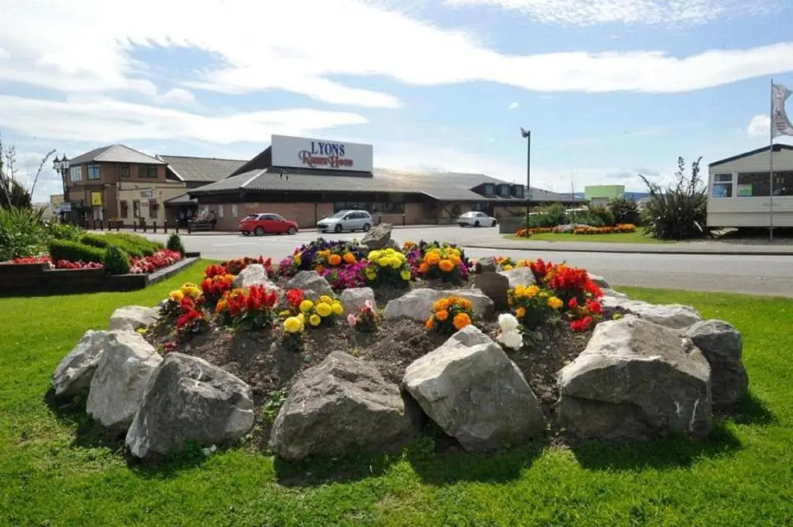 Sleeps 6, Gym, Entertainment, Pool, Beach