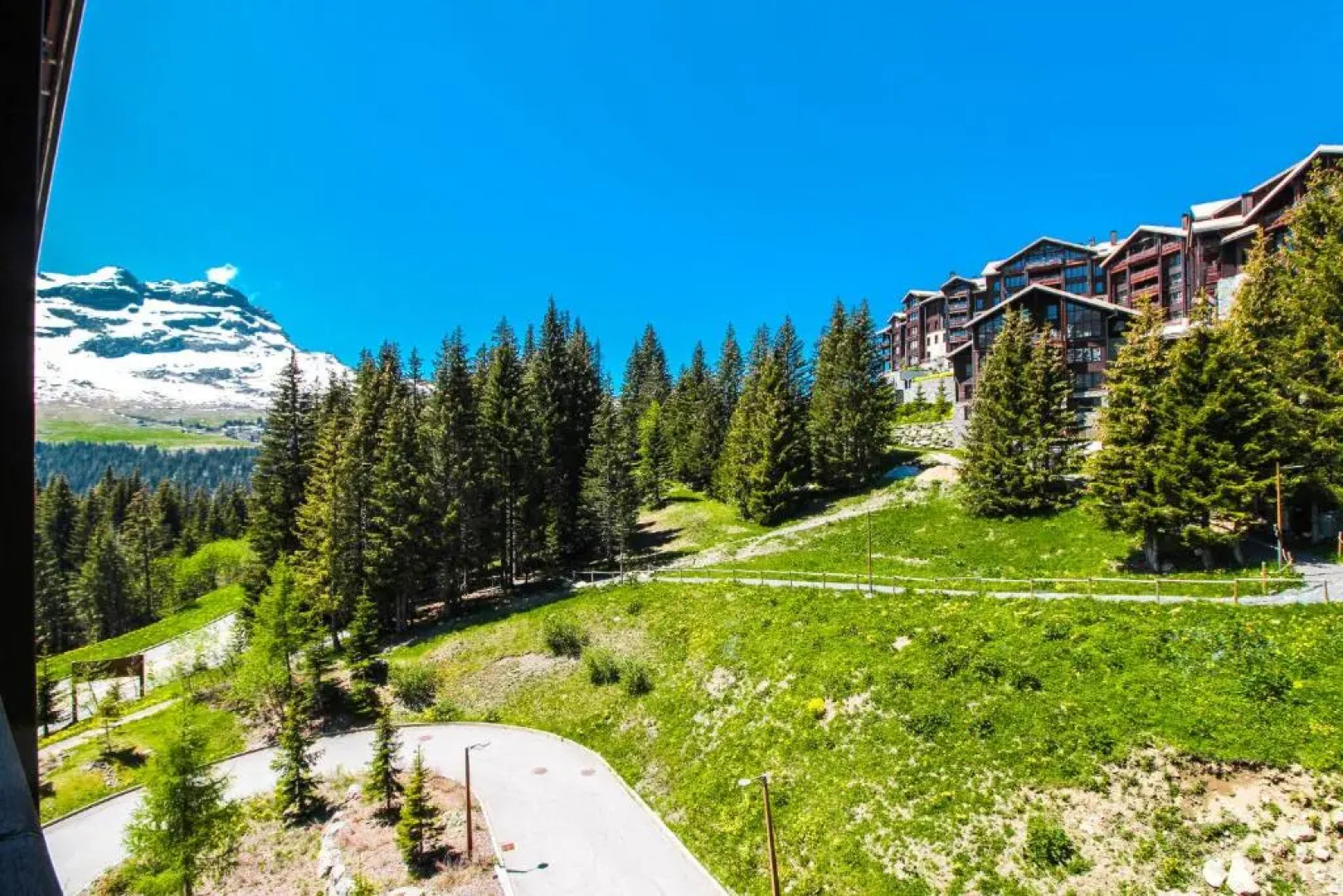 Charming 6th-floor 2-bedroom apartment with fireplace