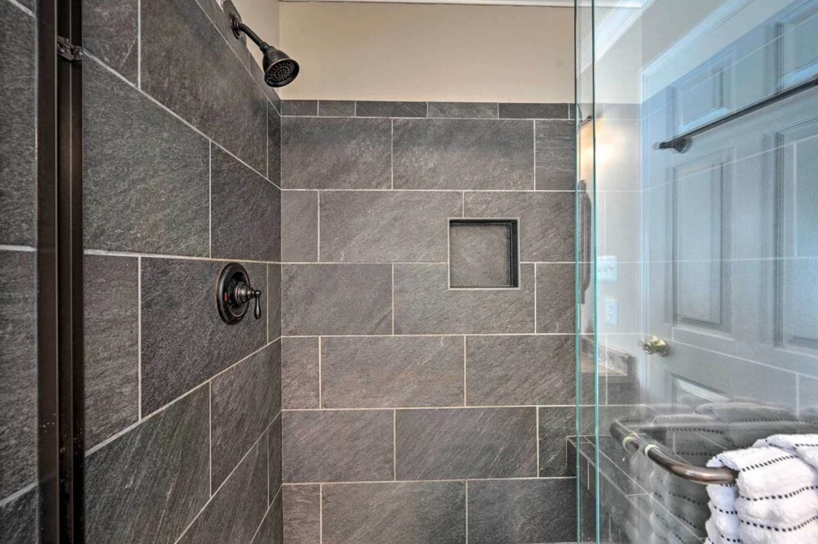 2 Mi to Clemson: Central Villa w/ Deck, Near Lakes