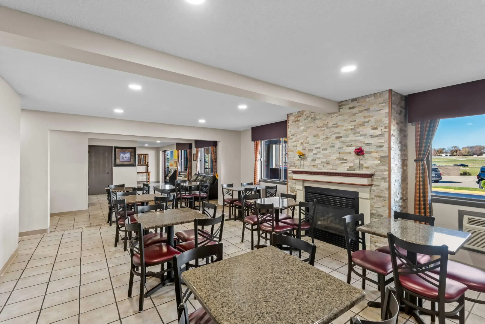 Days Inn & Suites by Wyndham Des Moines Airport