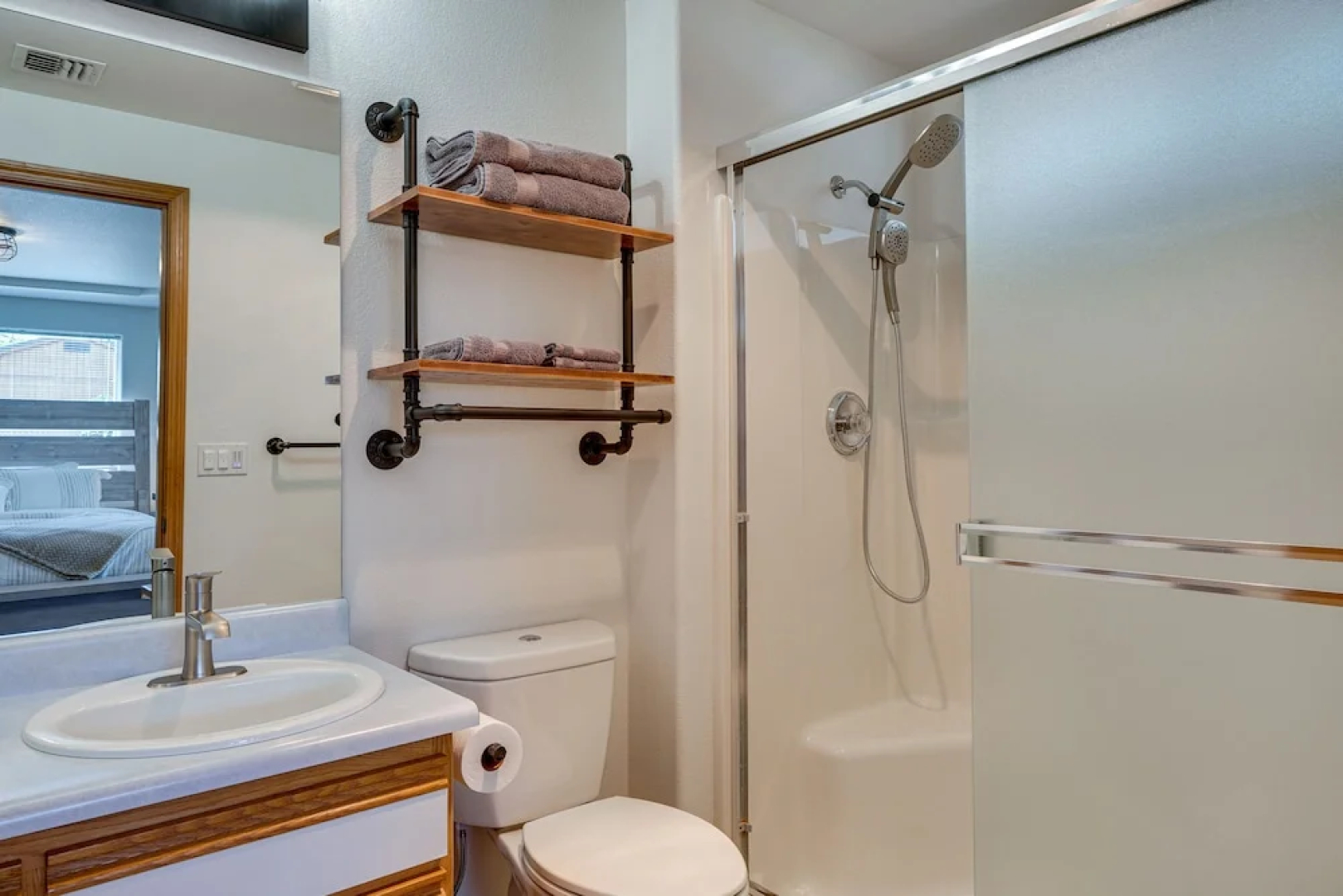 Charming Rogue Valley Home in Central Point!