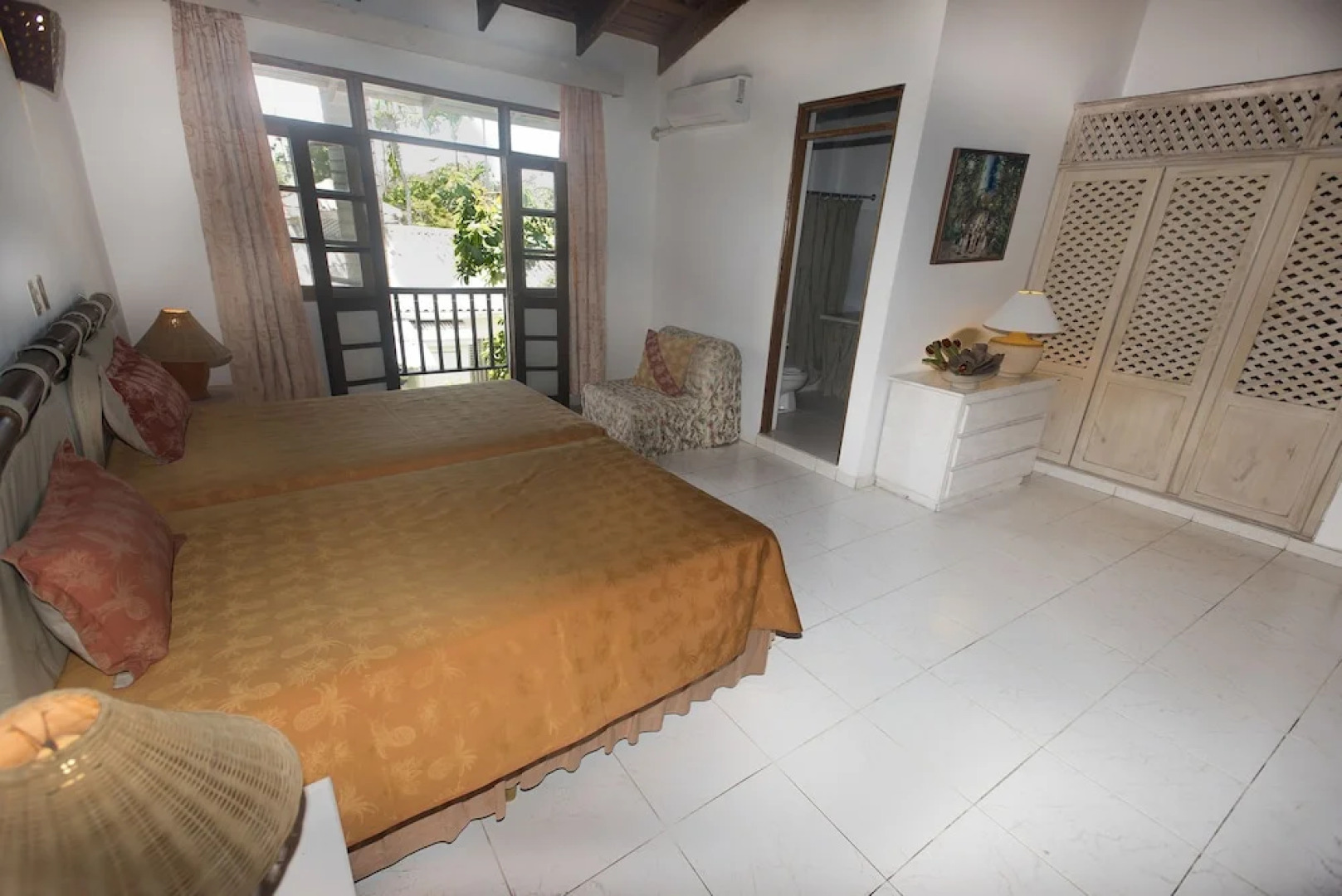 Отель Plaza Lusitania