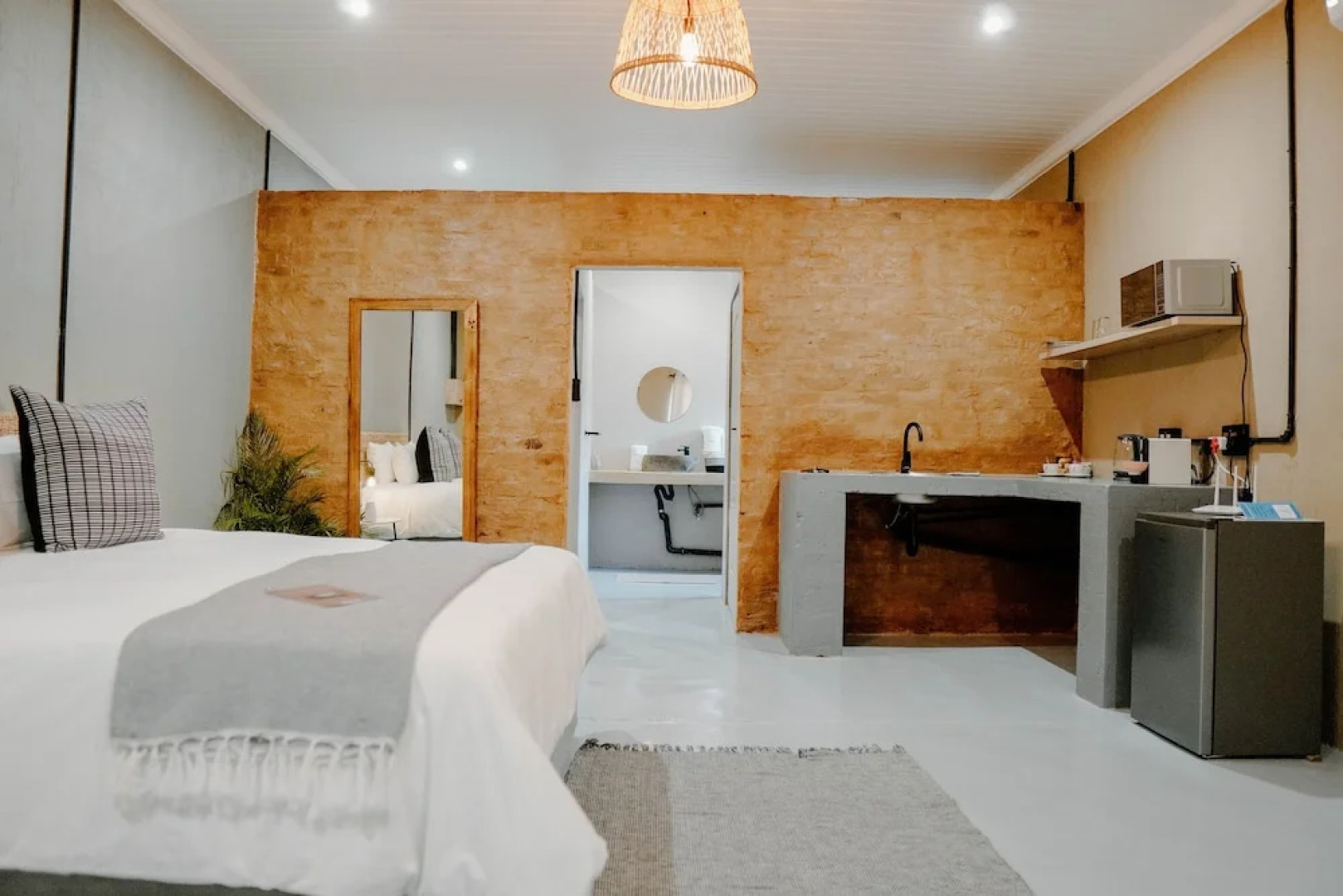 Lighthouse Guesthouse & Cafe