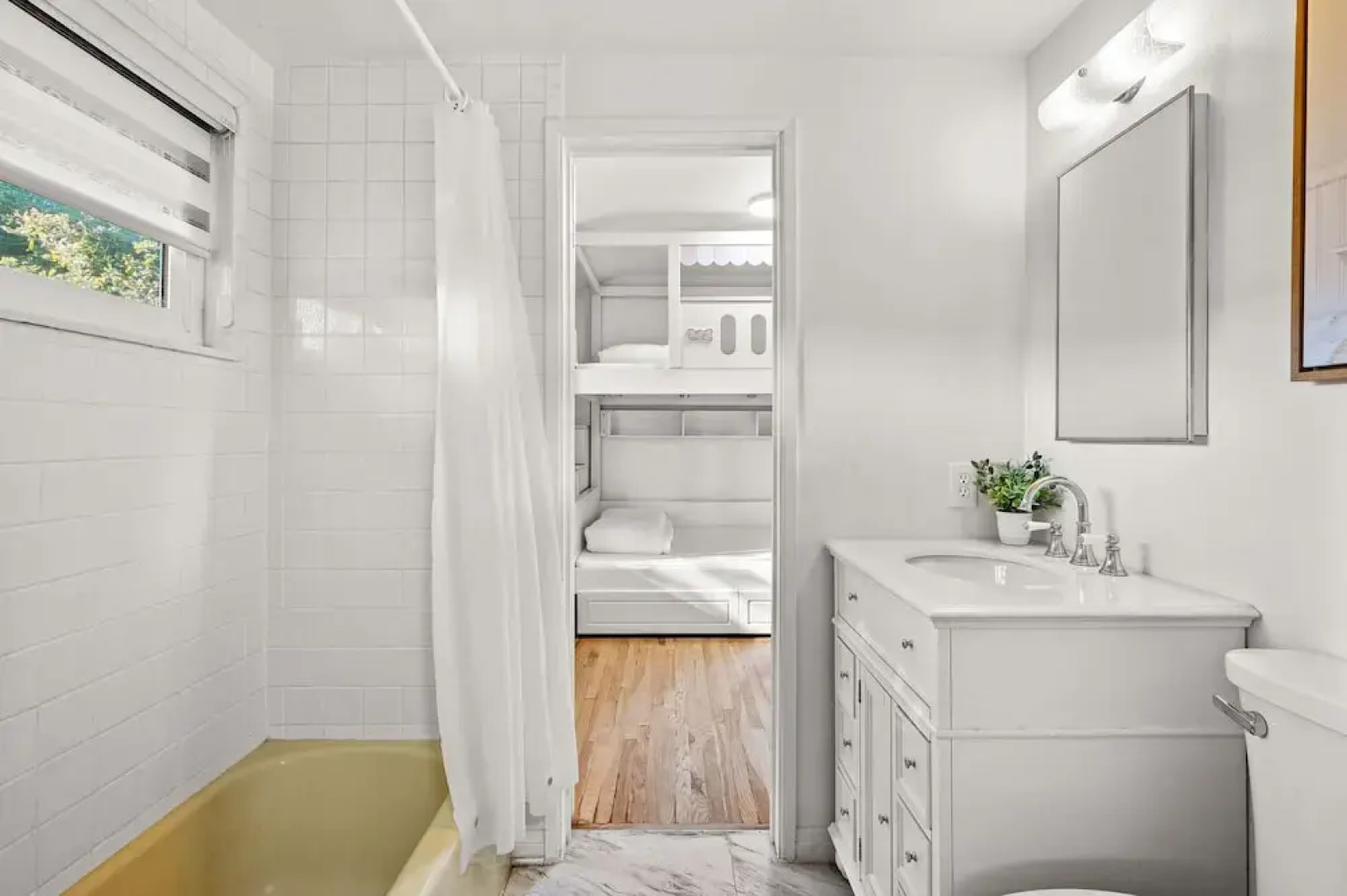 Perfect Family Home With Fireplace Spacious Yard