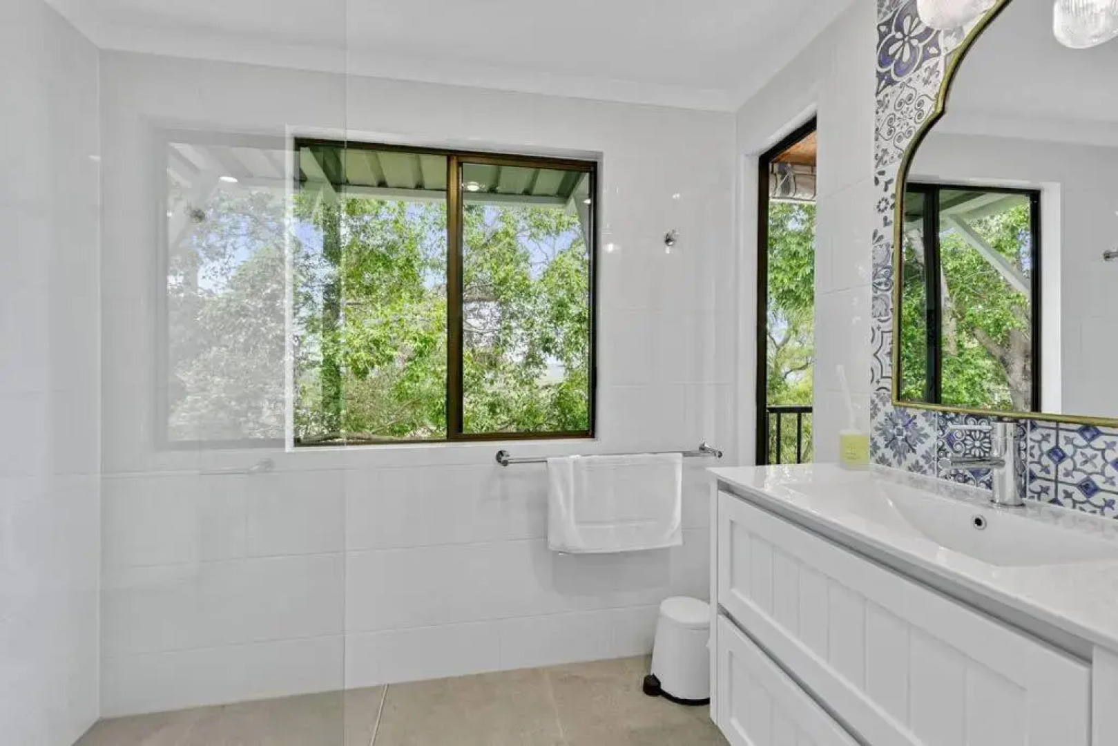 Yarabin - Luxury 6 Bedroom Home With Ocean Views