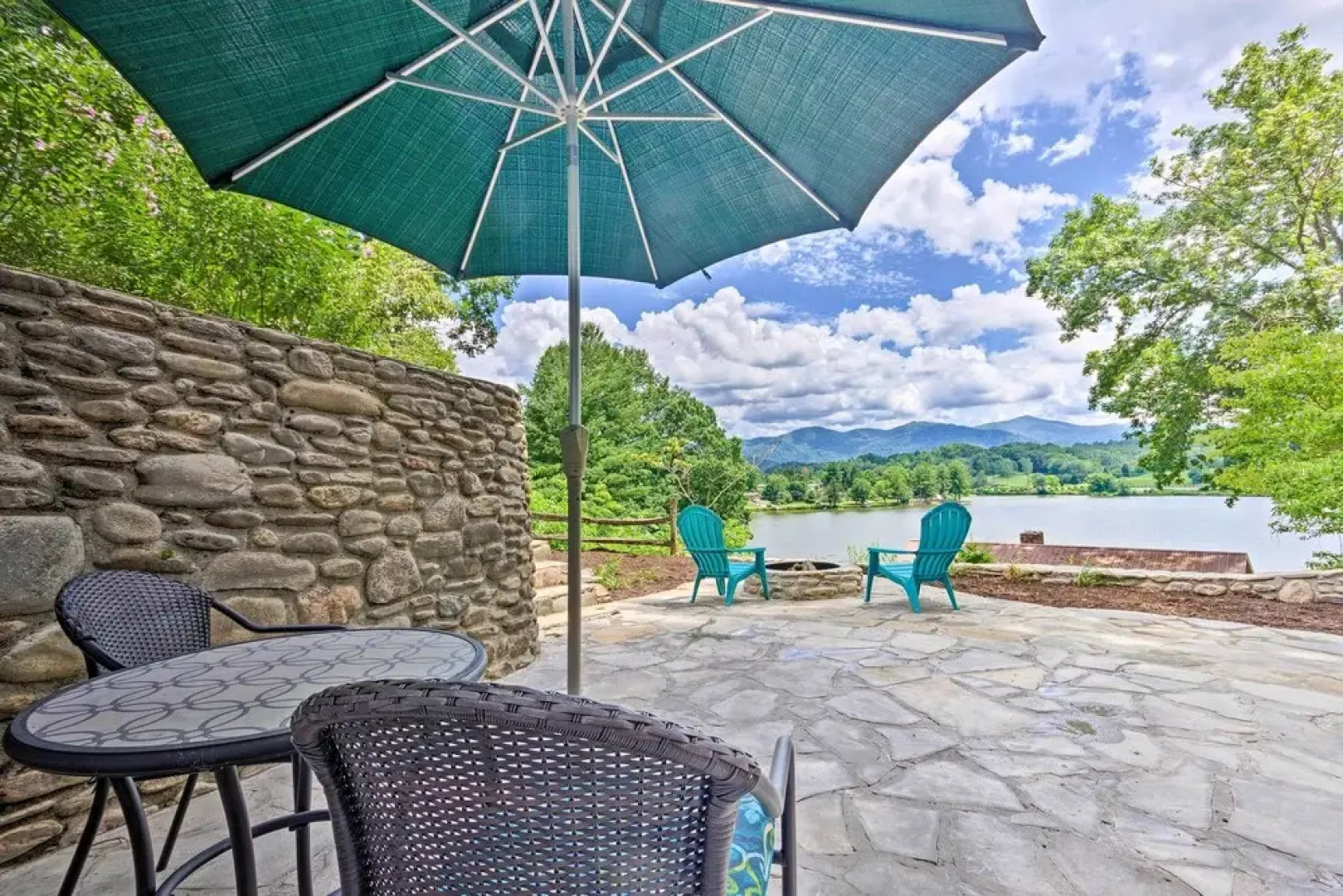 Studio W/patio Access + View on Lake Junaluska!