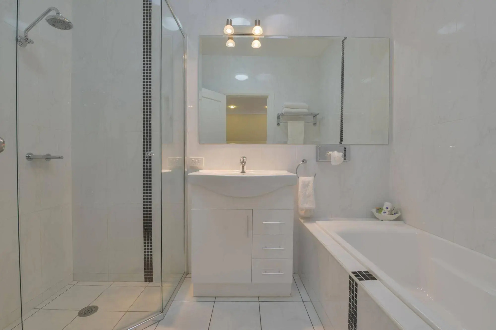 Cadman Motor Inn & Apartments