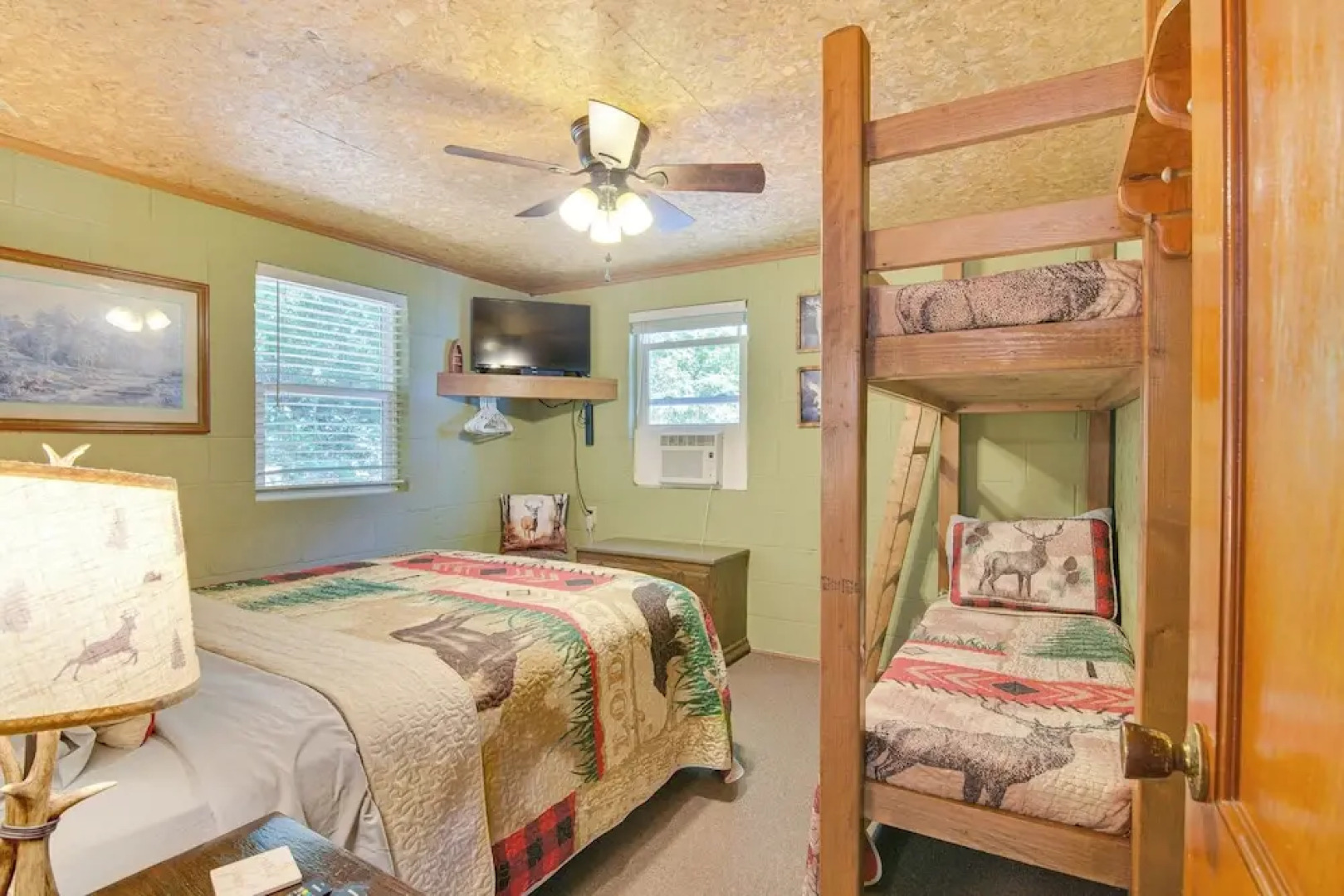 Waterfront Bull Shoals Lake Cabin w/ Deck + Views!