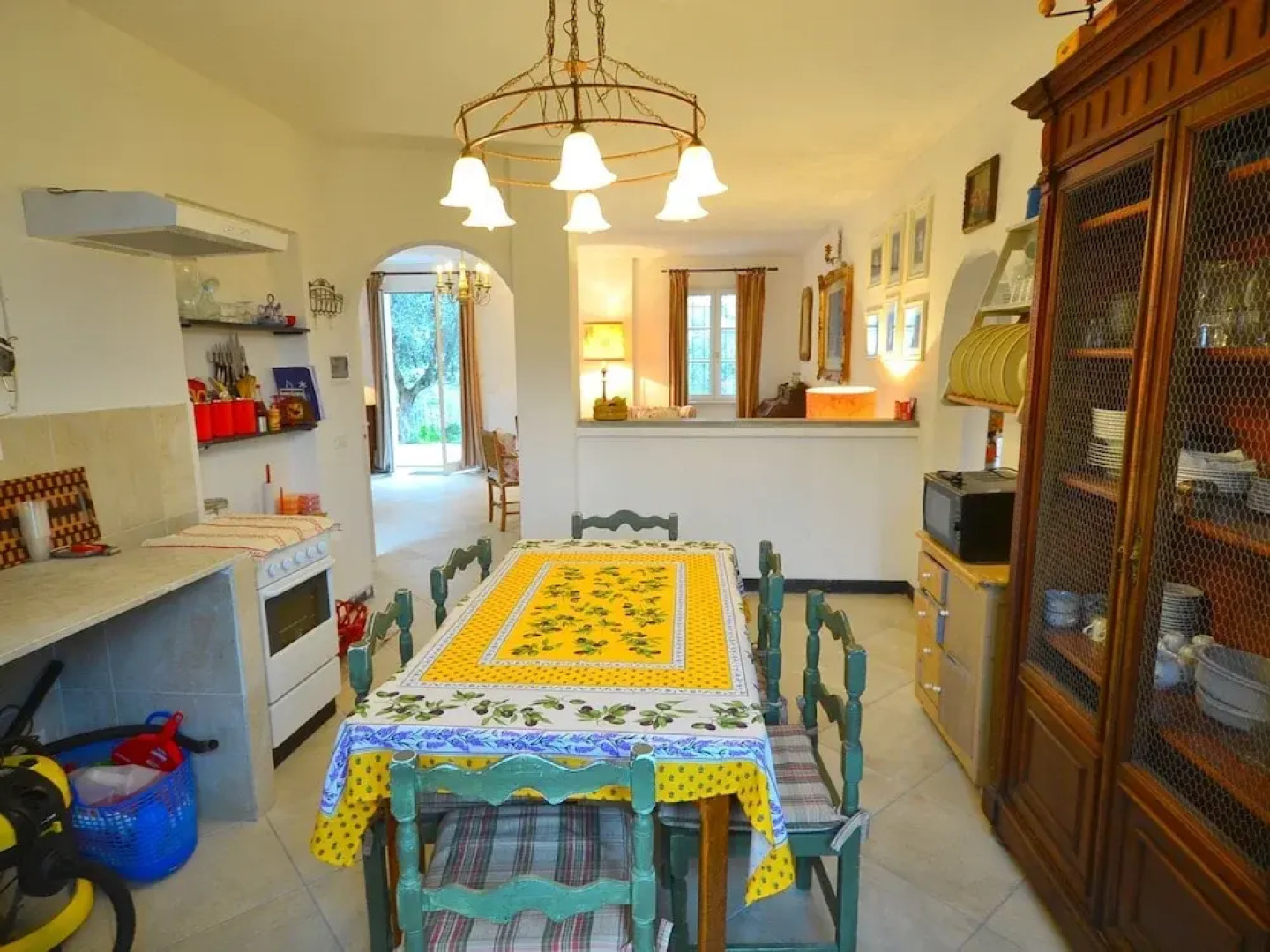 House Overlooking the Valley With a Barbecue on the Cool and Breezy Terrace