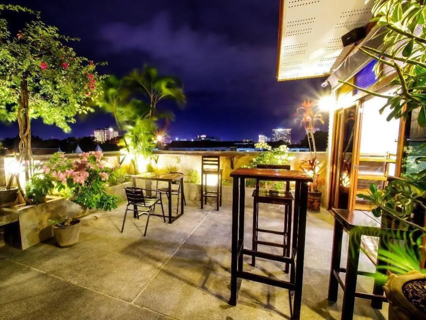 Chala Number 2 Art and Gallery House