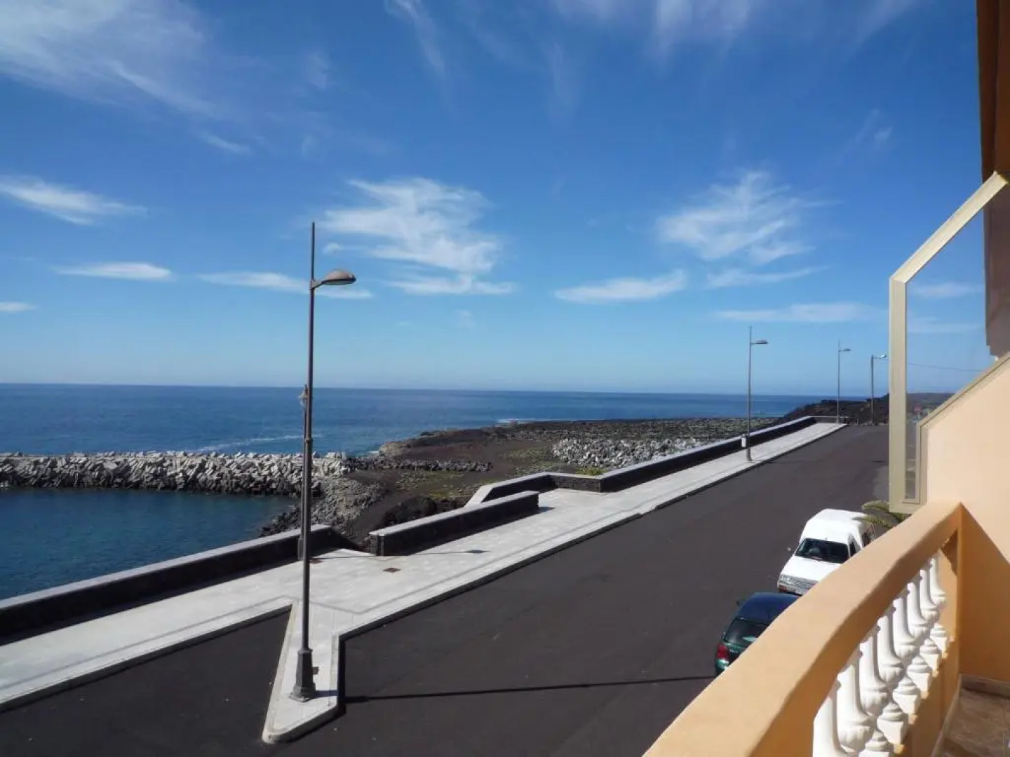 VV 122 con Balcón en primera línea de mar