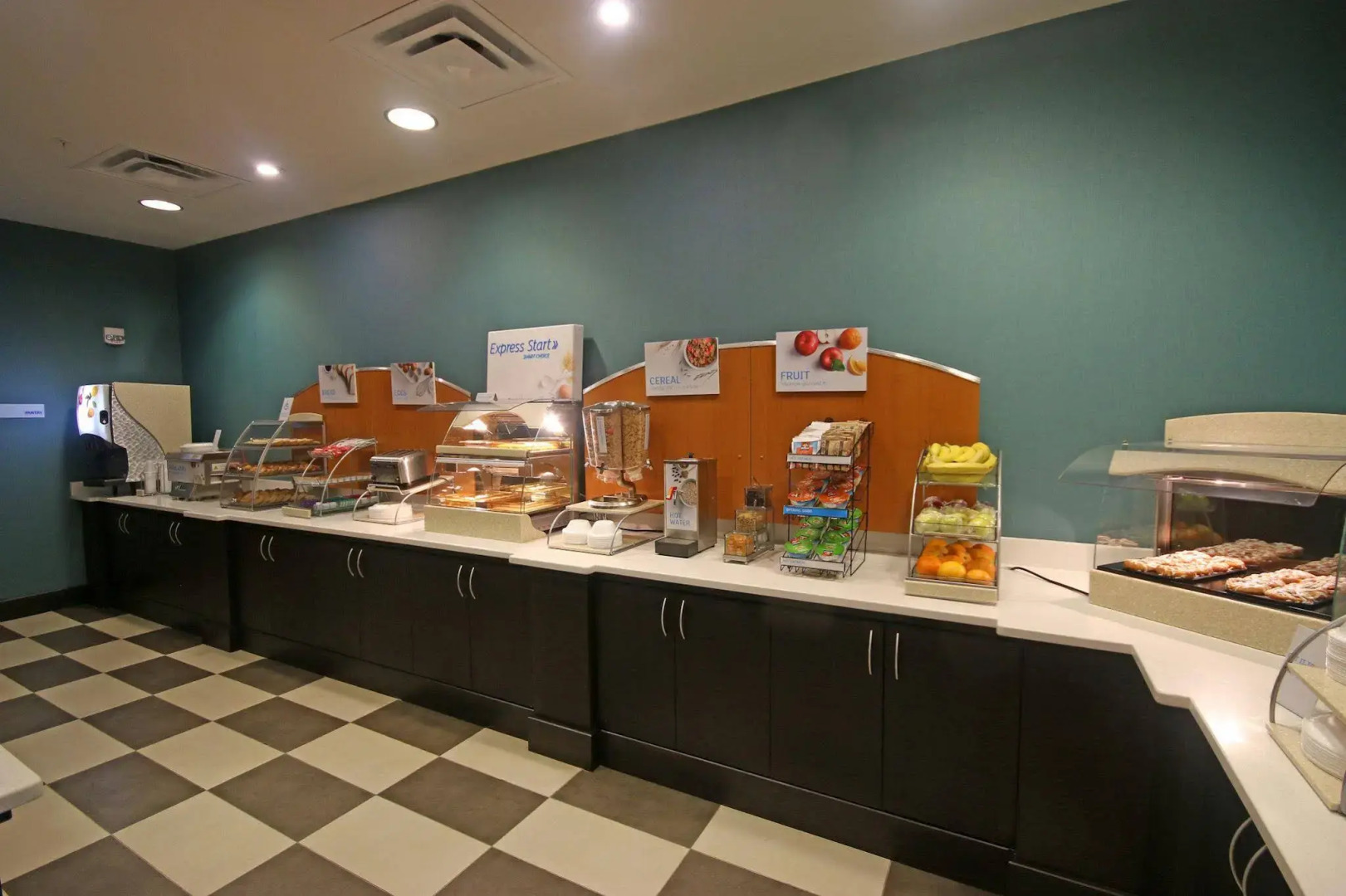 Holiday Inn Express & Suites Charlotte North by IHG