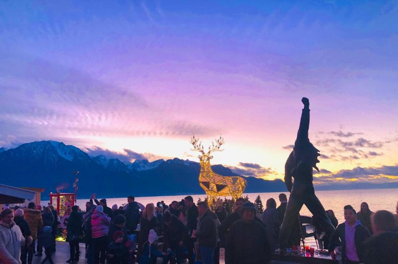 13 Family central modern app with Lake View