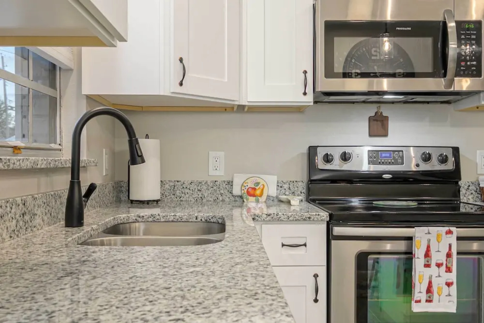 Hook, Line & Leisure: Lakefront Gem, 2 Mi to Dtwn