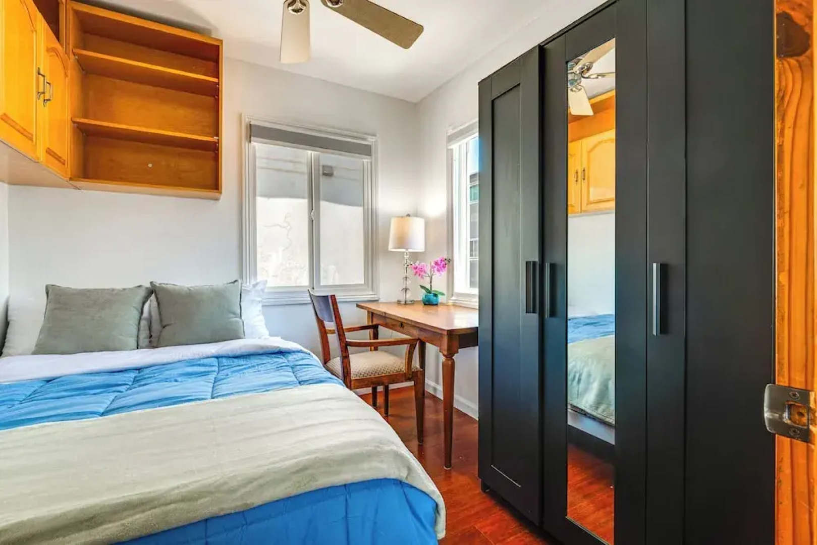 Walk to Ocean: Manhattan Beach Apt w/ Deck