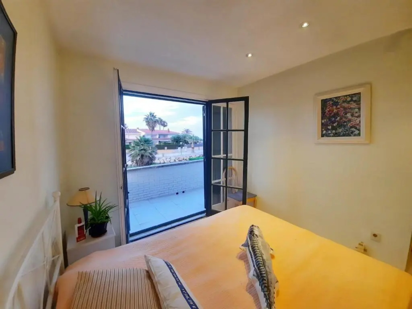 Cosy house with garden infront of the sea