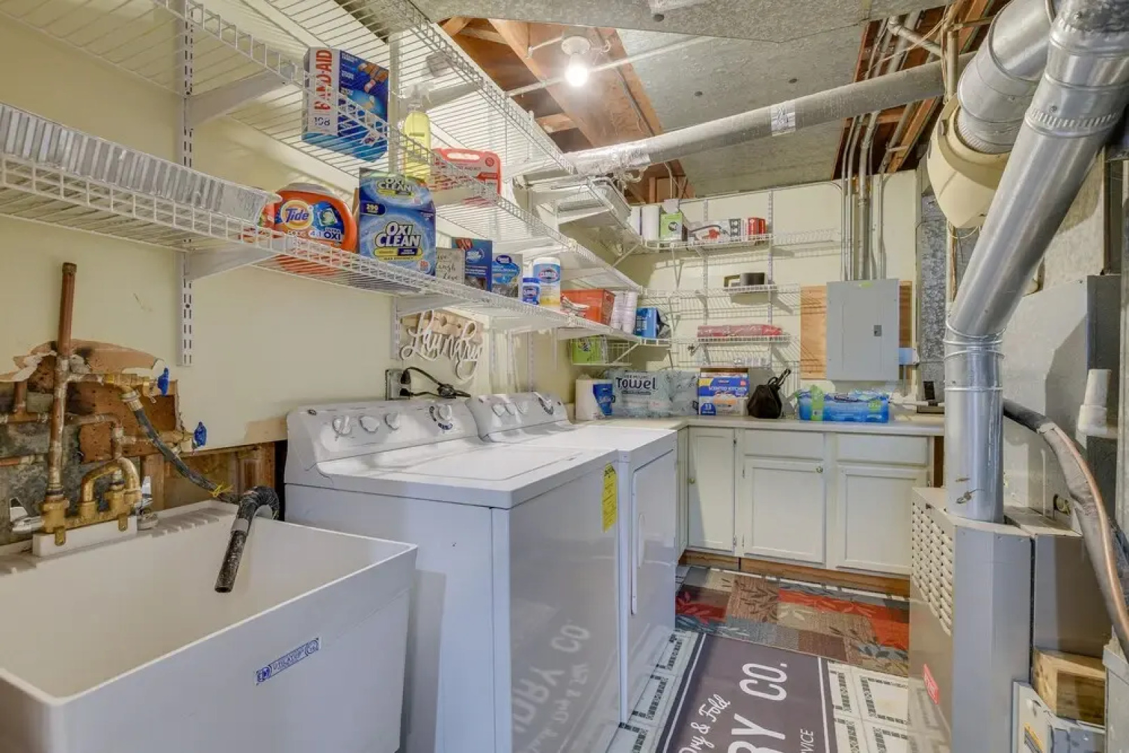 Fenced Backyard: Family Getaway in Des Plaines!