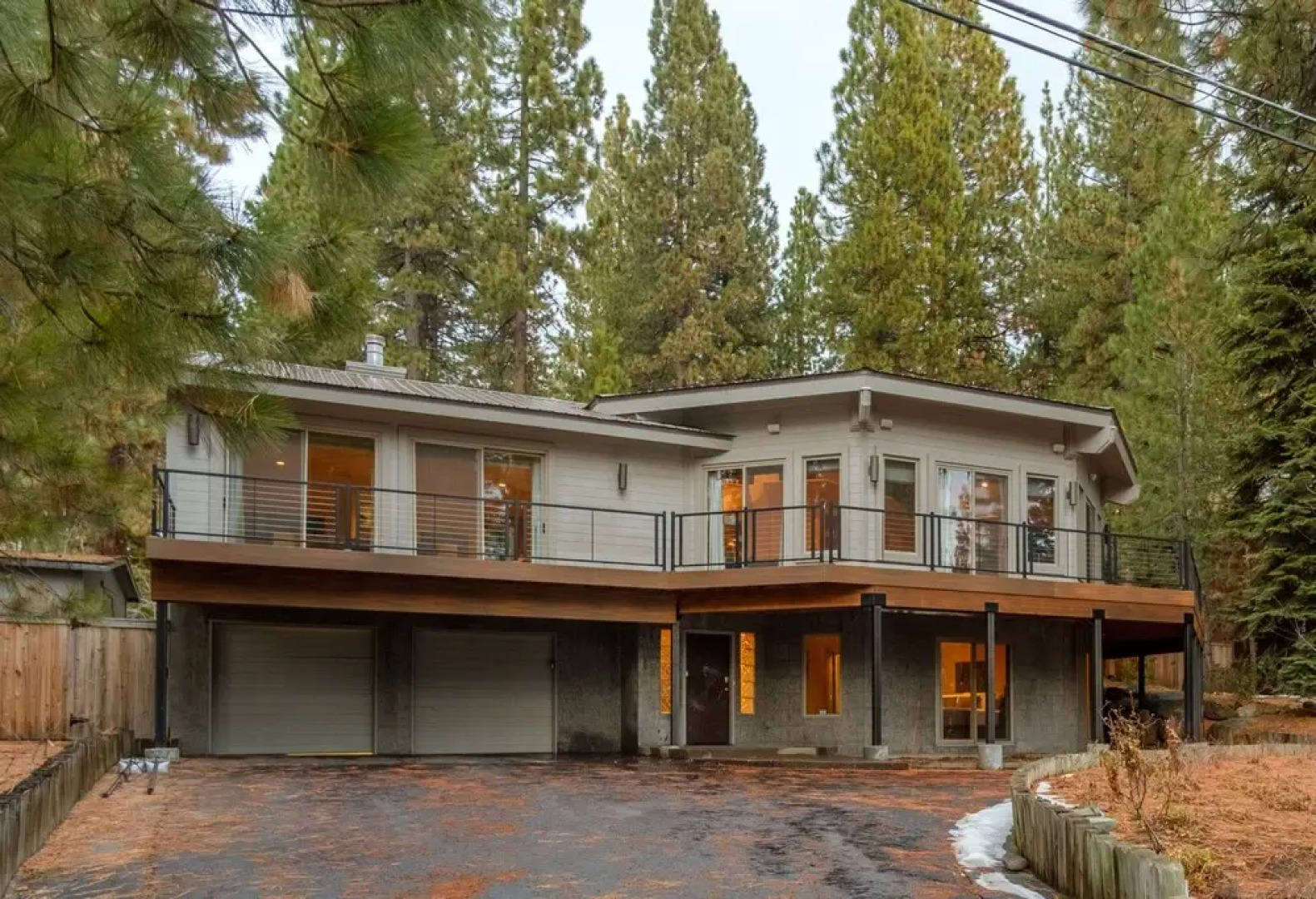 Ponderosa by Avantstay Spacious Cabin w/ Large Deck & Hot Tub 10min to Mtn