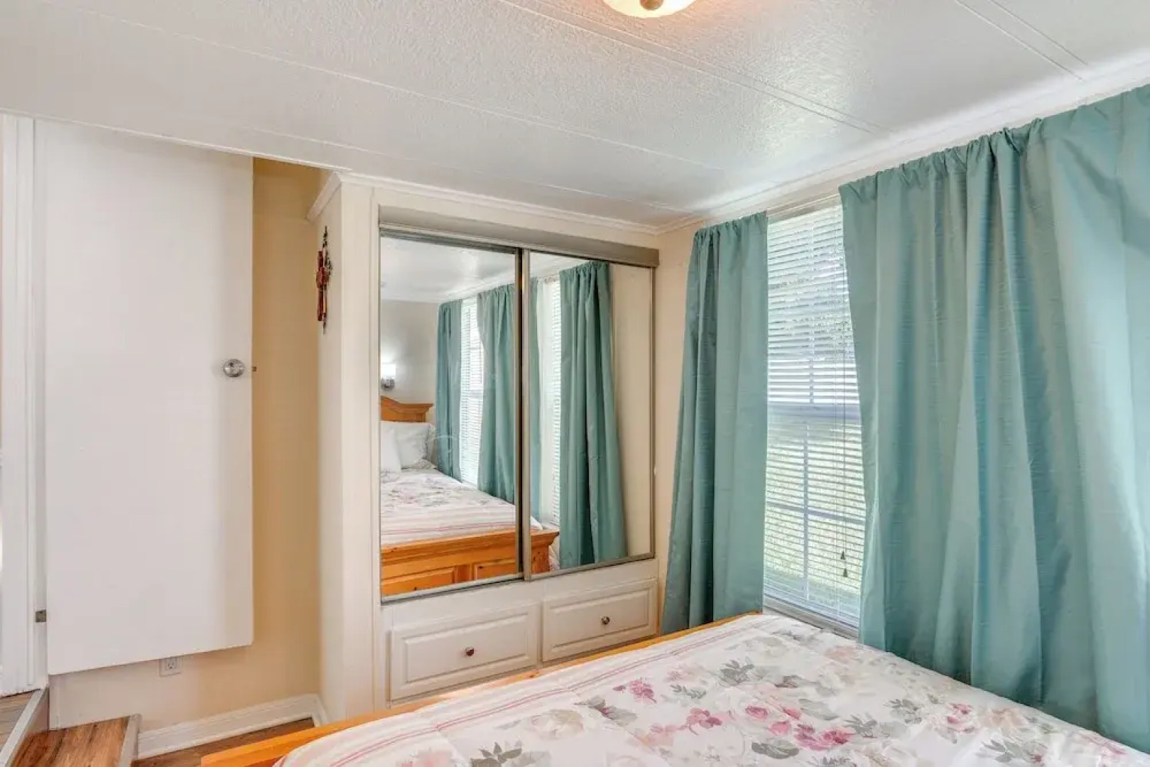 Lakeland Cottage w/ Pool Access + Screened Porch!