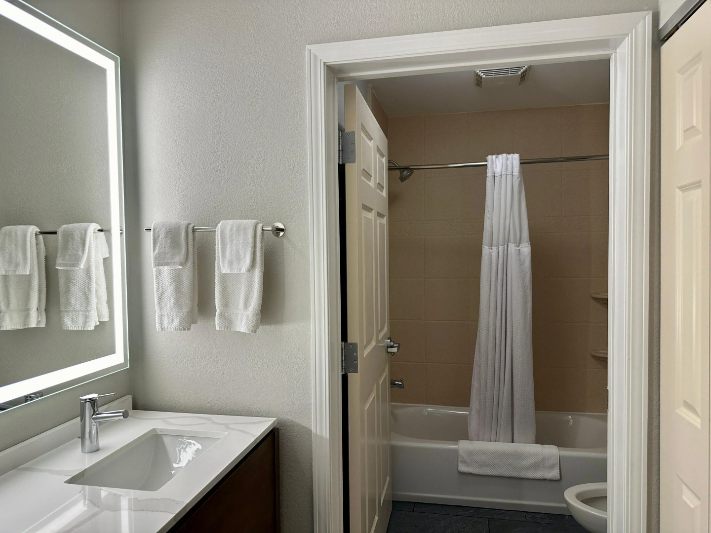 Staybridge Suites Milwaukee West-Oconomowoc by IHG