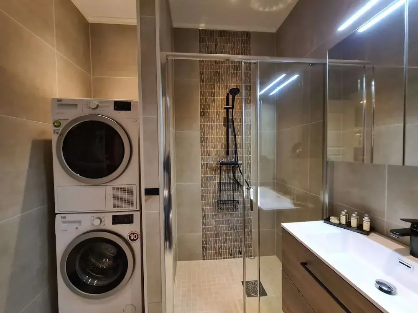 Spacious And Modern 3-bedroom Near Center, Free Parking