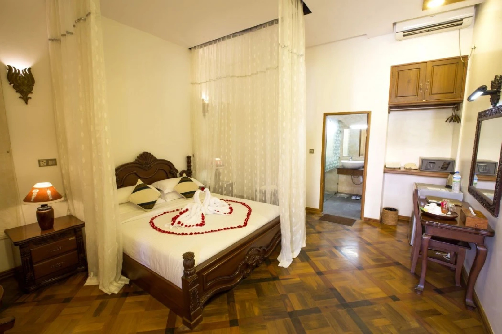 Yadanarpon Dynasty Hotel