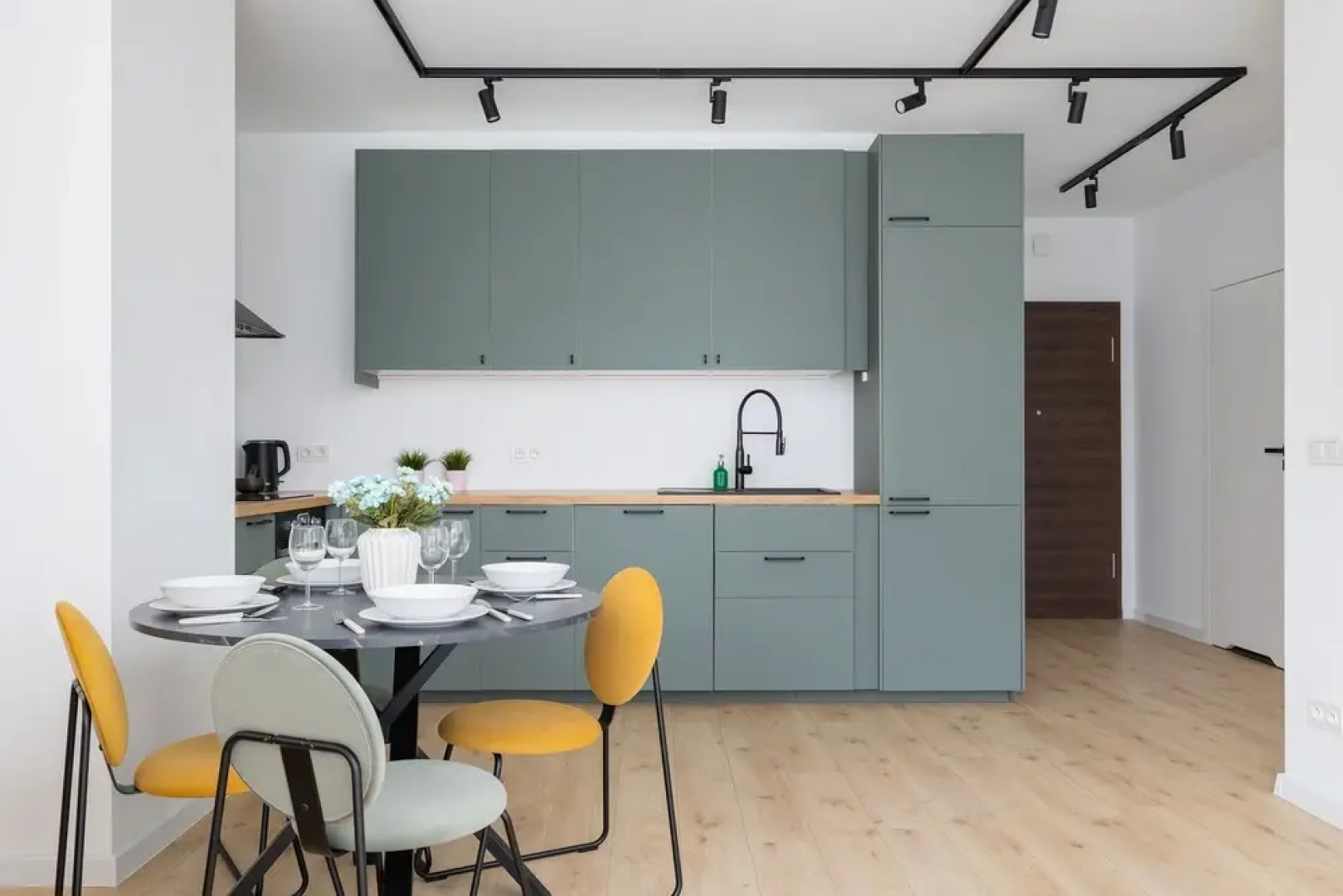 Stylish Apartment Bażantów by Renters
