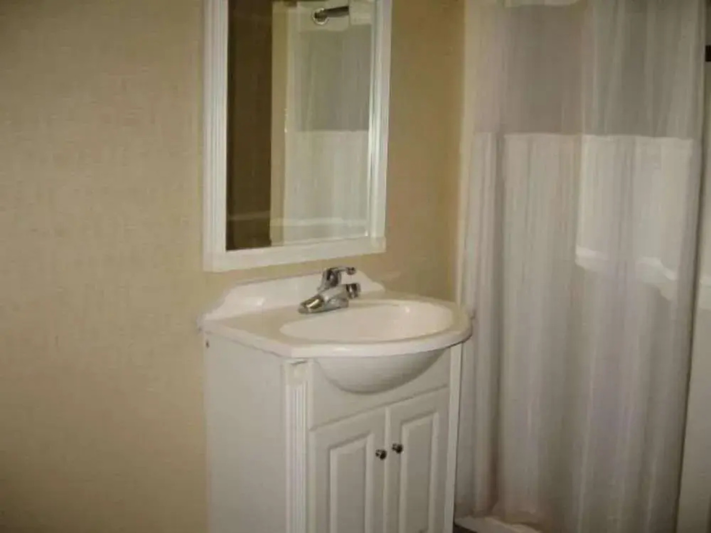 Townhouse Inn & Suites