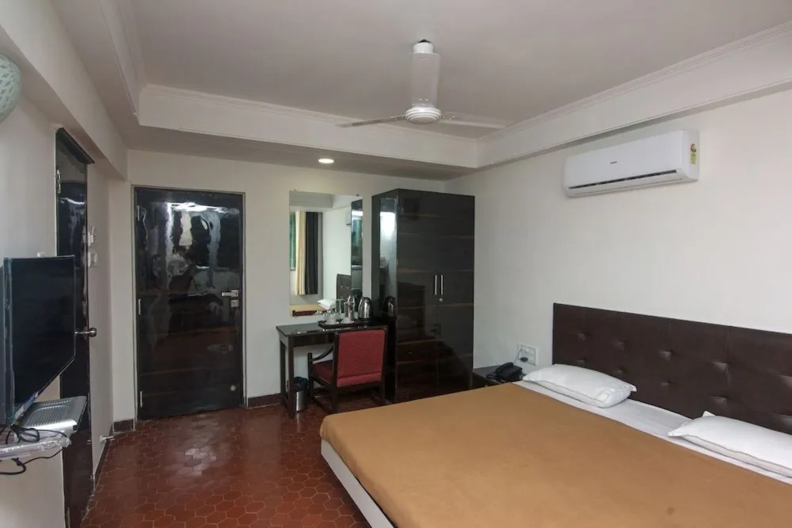 OYO 9806 Hotel Arvi