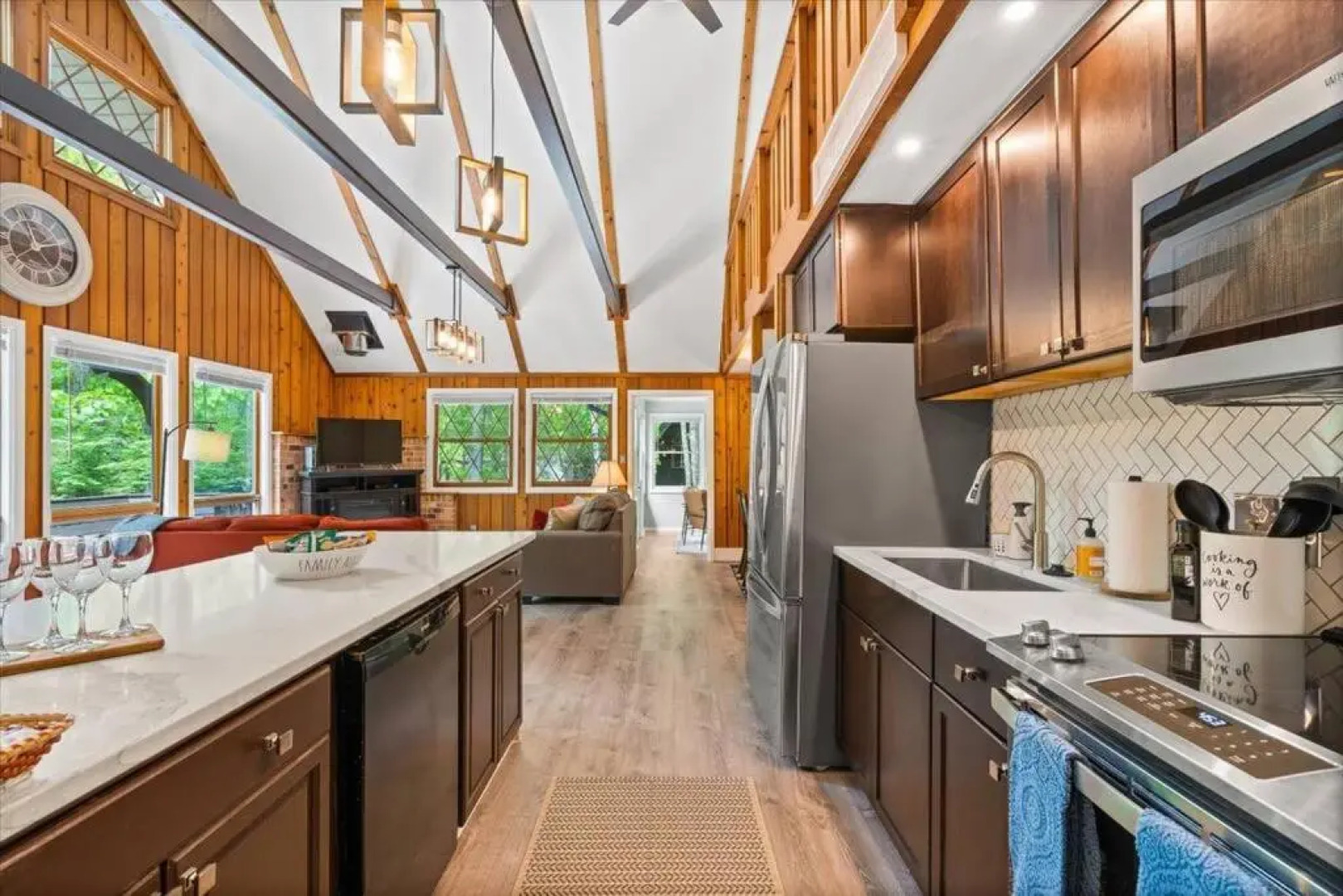 The Gingerbread House: 4 BR chalet, w/ Sunroom/Deck, sleeps 12, modern amenities