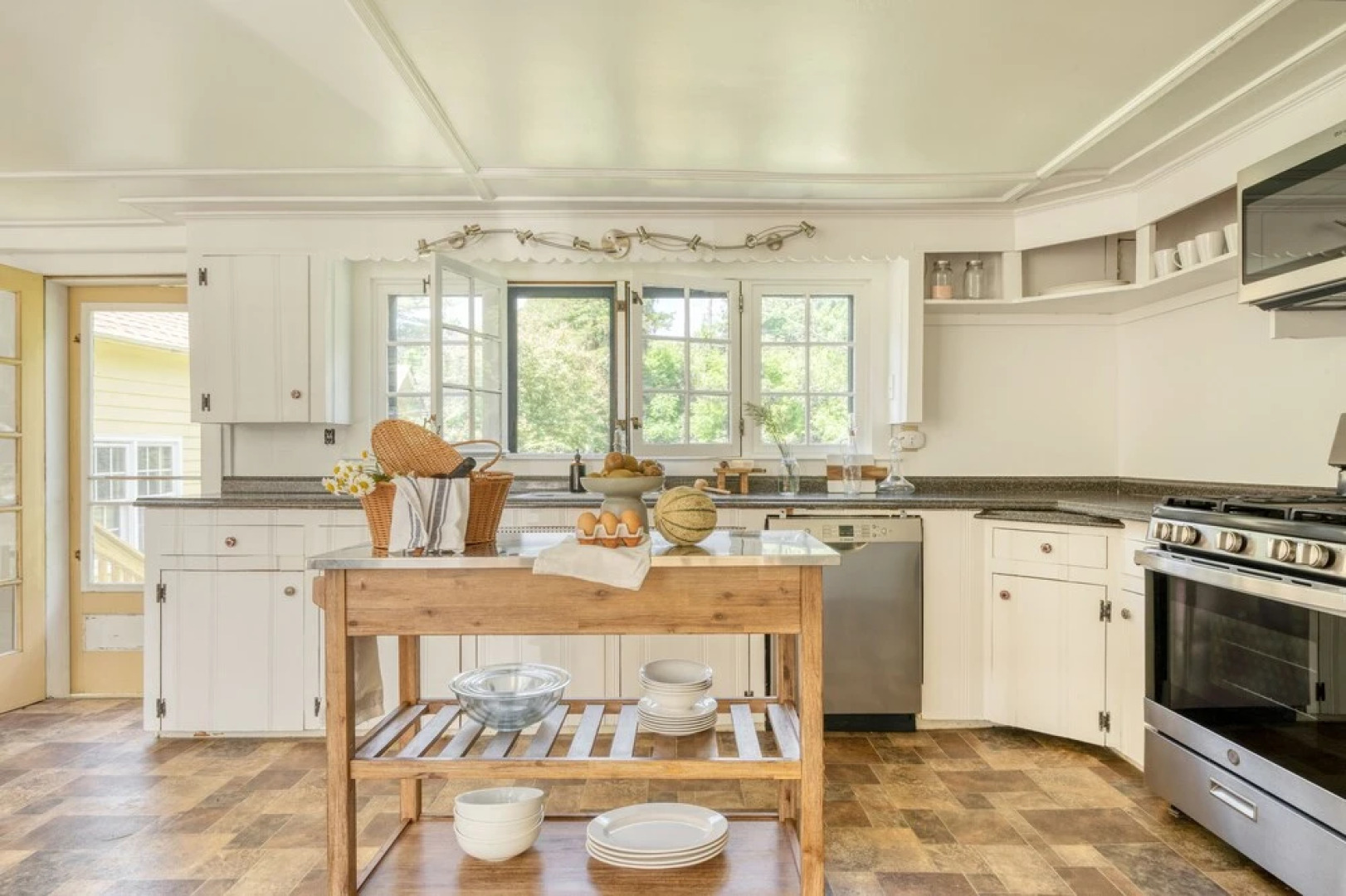 Daffodil by Avantstay Countryside Retreat in Historic Home w/ Large Backyard