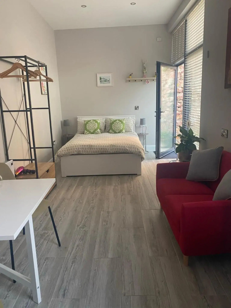 Hugo Mews Bright Studio Apartment