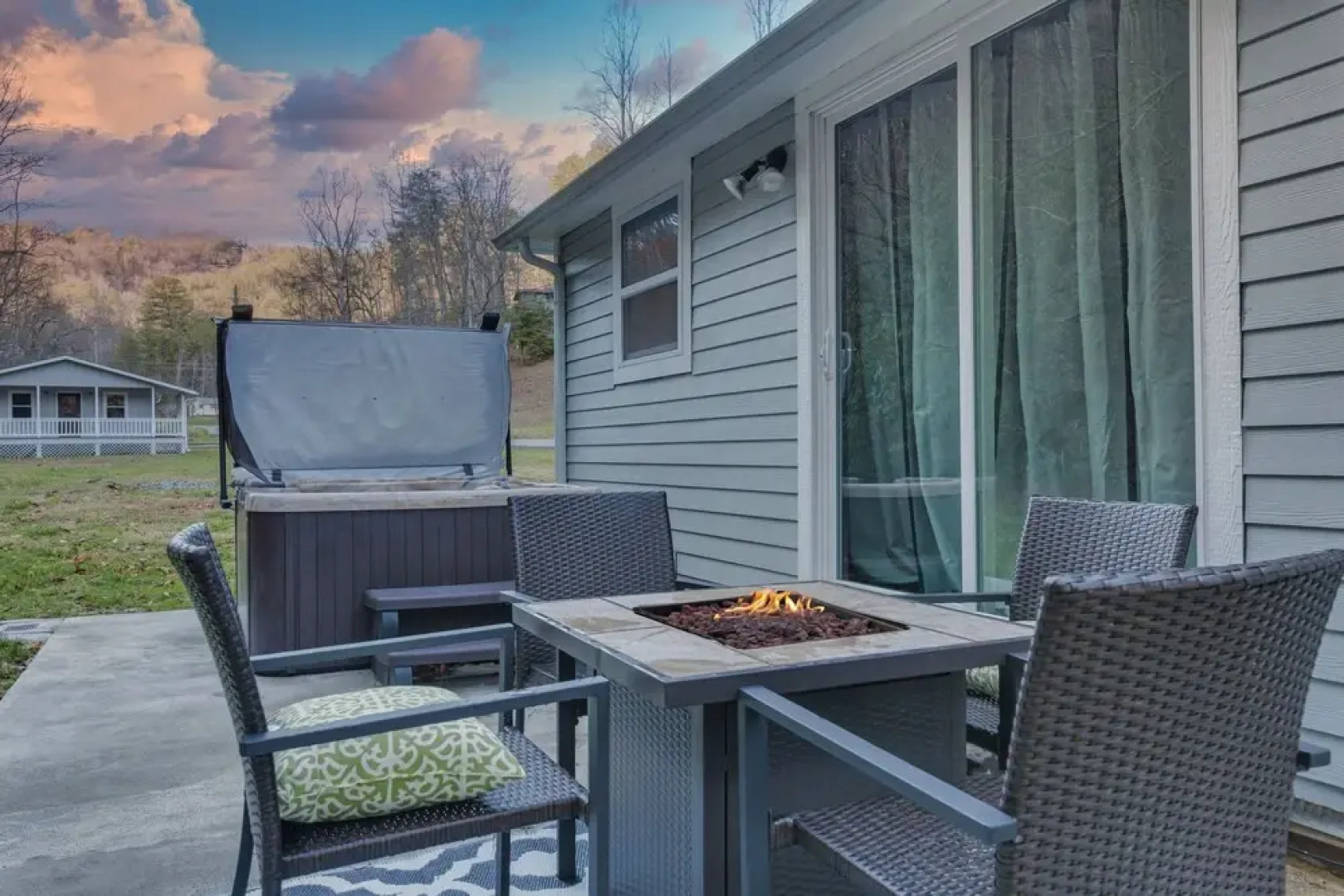 Mountain Modern Getaway Hot Tub and Arcade Games