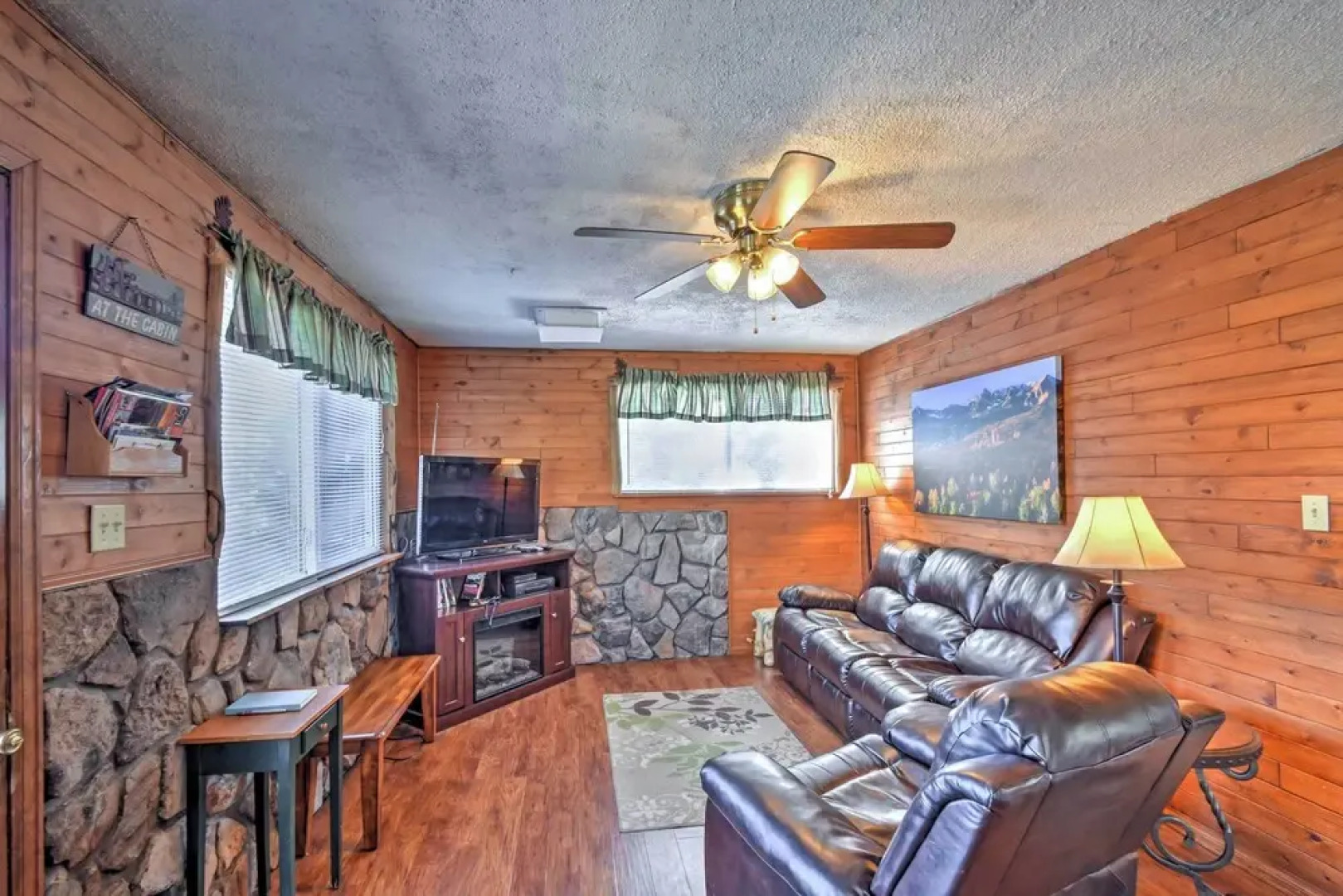 Cabin w/ Mtn Views - 5 Mi to Mueller State Park!