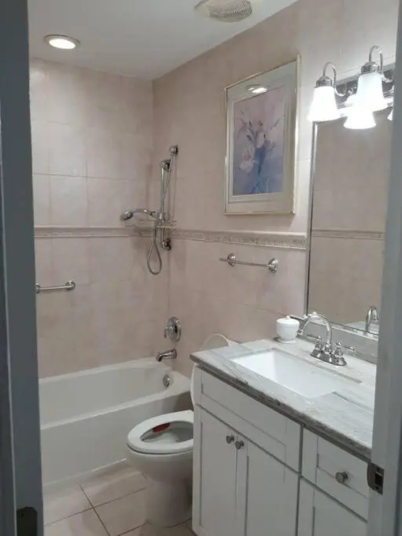 Contemporary 2-bed 2-bath condo