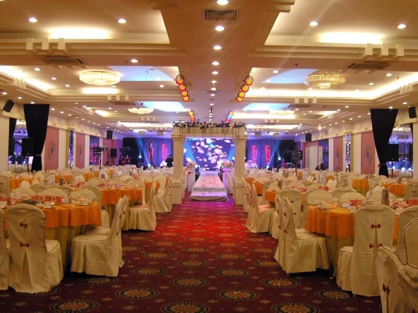 Century Plaza Qidu Hotel