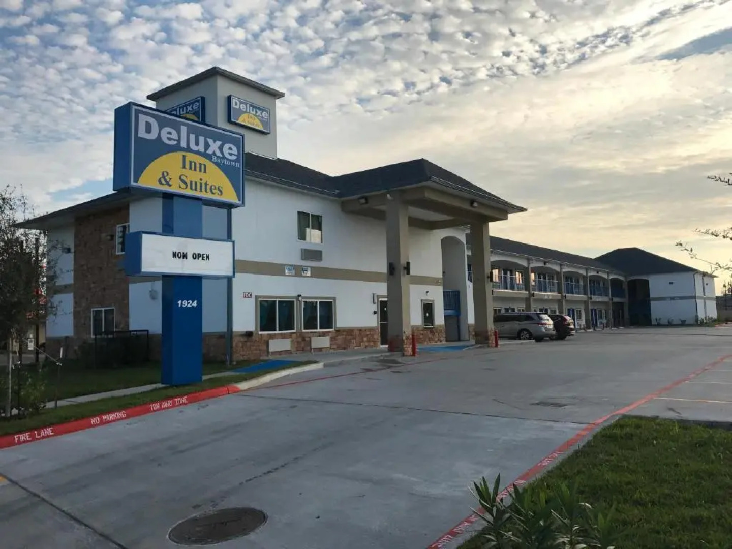 Deluxe Inn & Suites Baytown