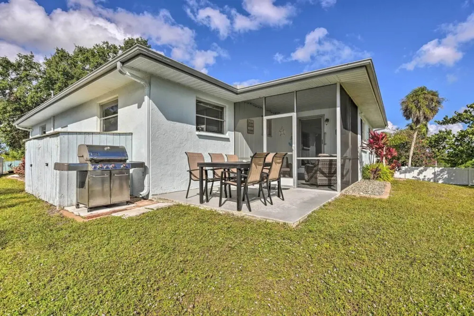 Waterfront Nokomis Escape w/ Dock, Kayaks & Bikes!