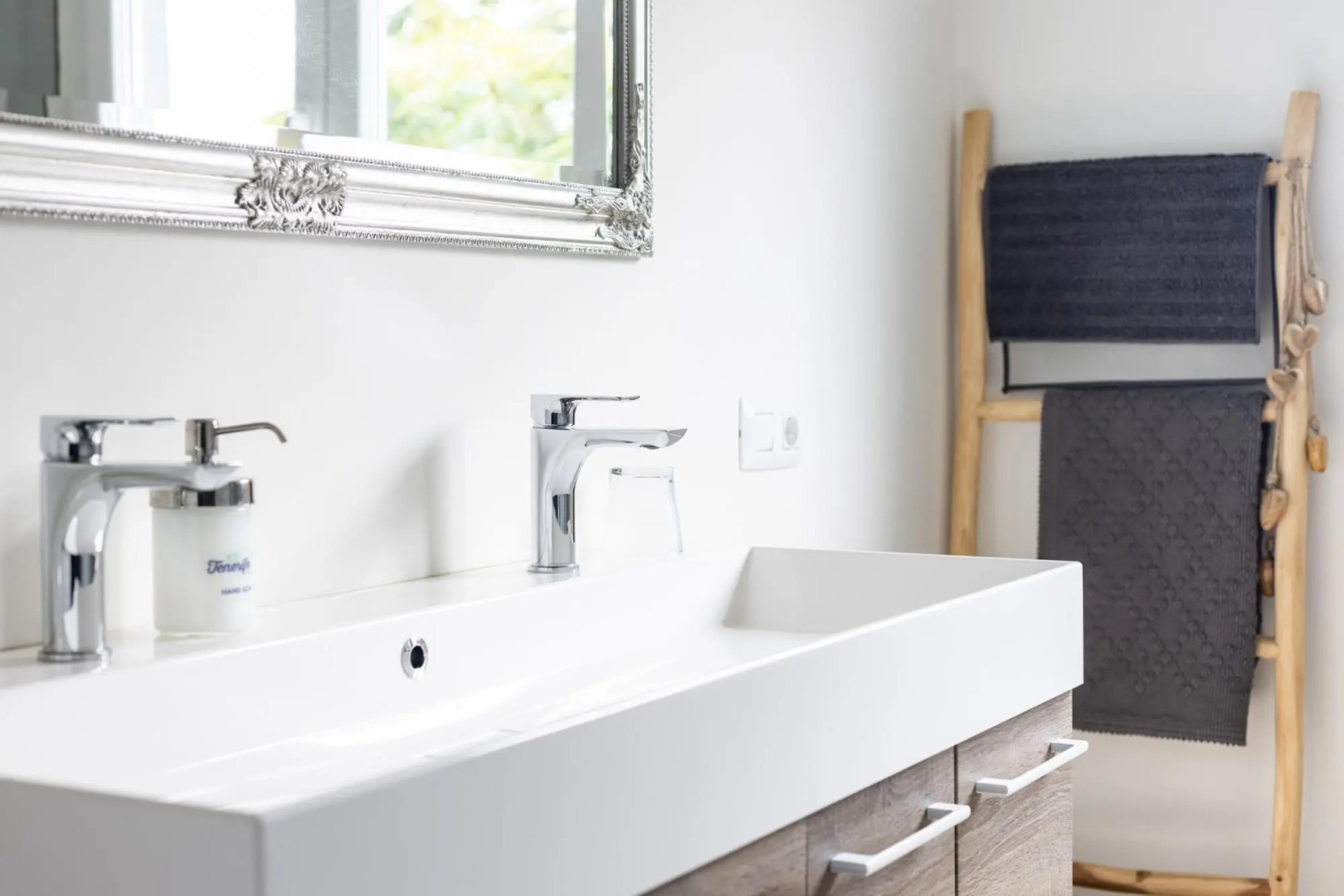 Home2Book Stunning Design House Arafo