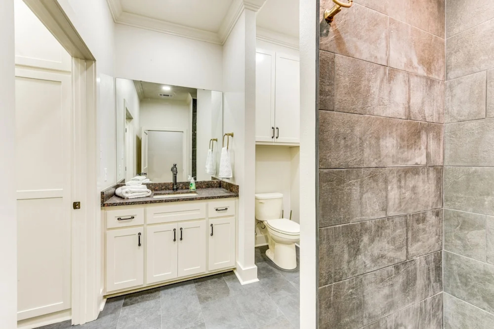 Charming Louisiana Getaway w/ Furnished Balcony!