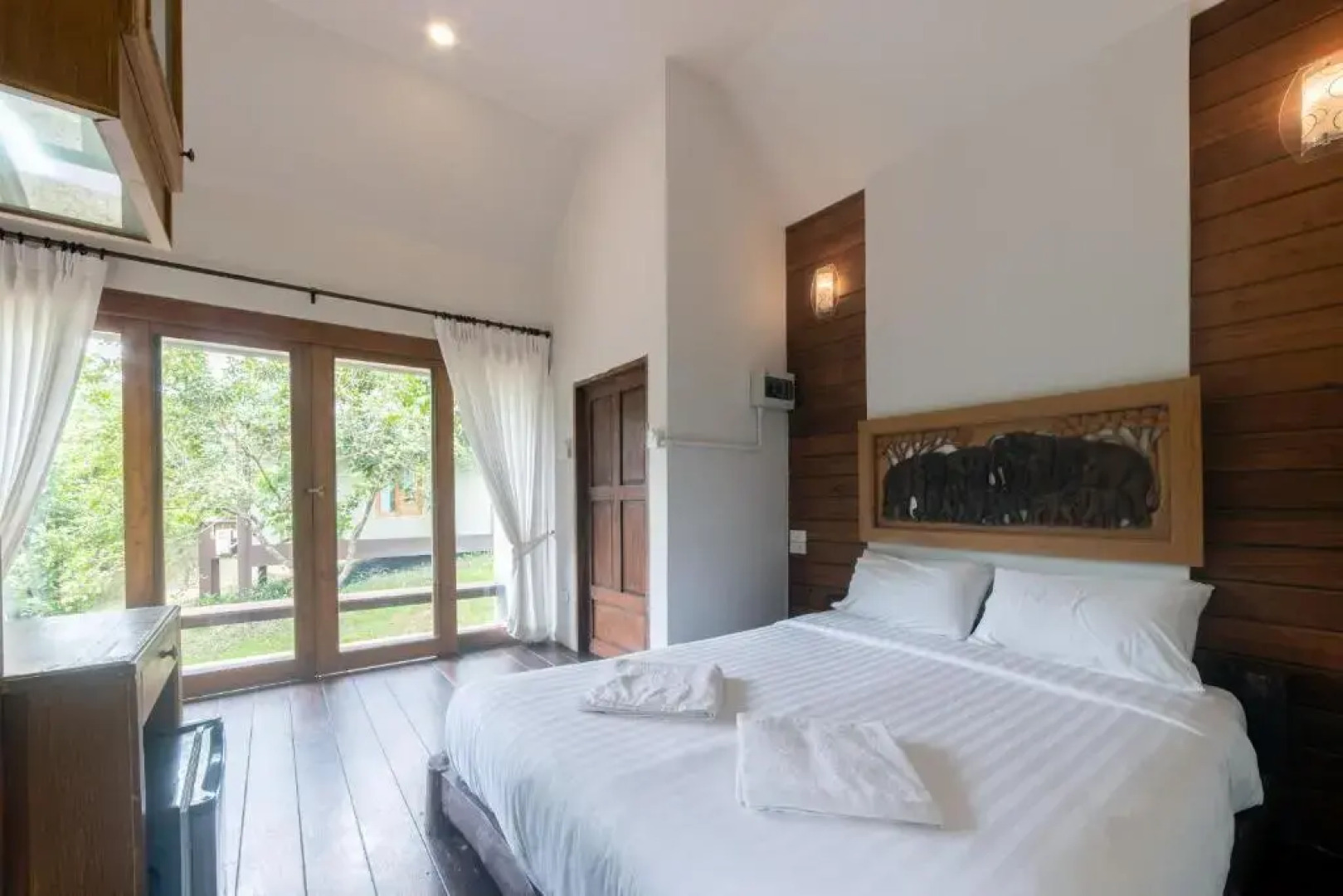 Tawan Riverside - Elephant Resort