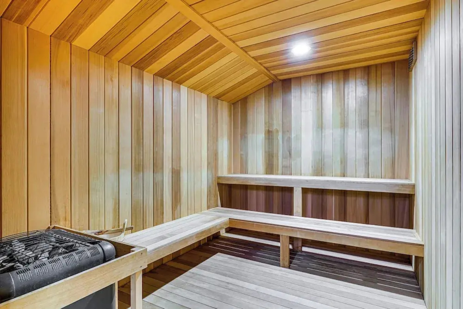 Walk to Ski Lift: Spacious Condo in West Dover!