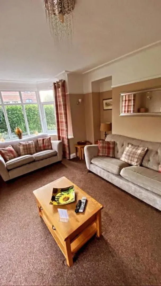 Sunnyside - Large Seaside Home with views and Hot Tub