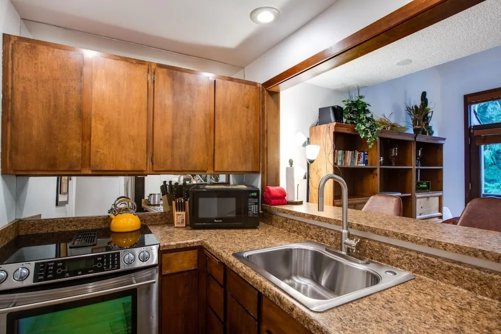 31sw - Fireplace - Wifi - Washer/dryer - Sleeps 4 2 Bedroom Home by RedAwning