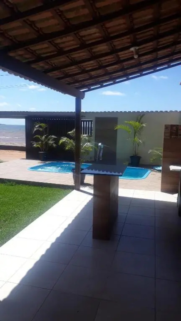 Casa de praia de frente para o mar com piscina