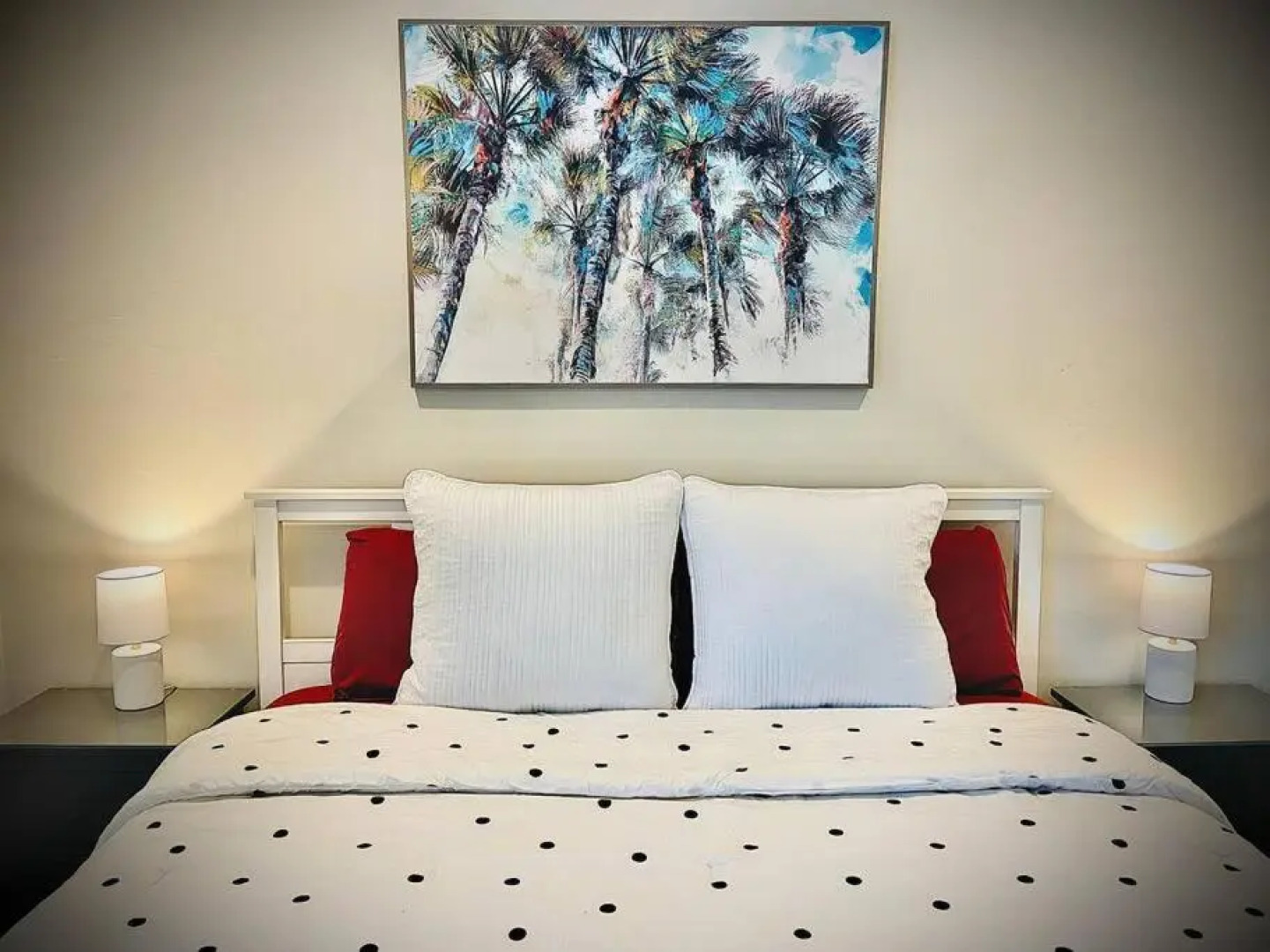 Secret Serenity! Roomy! Pool! 5 min from Beach!