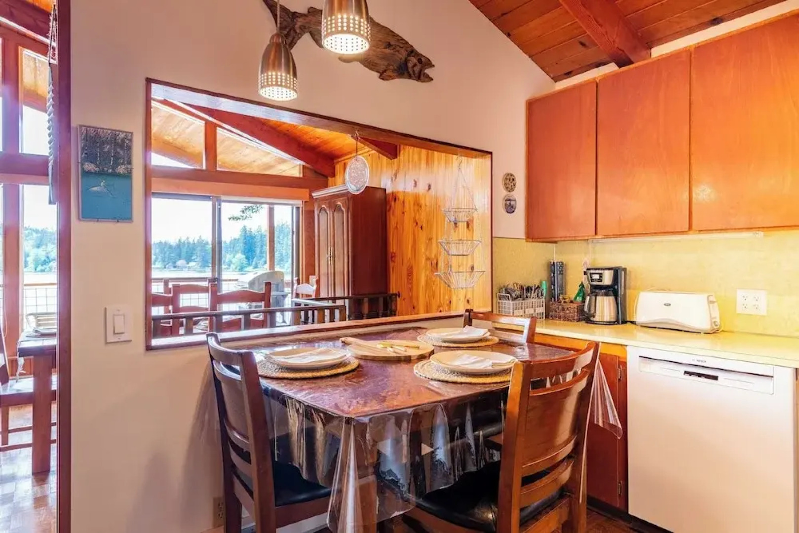 Goss Lake Getaway by Avantstay Lakefront Escape