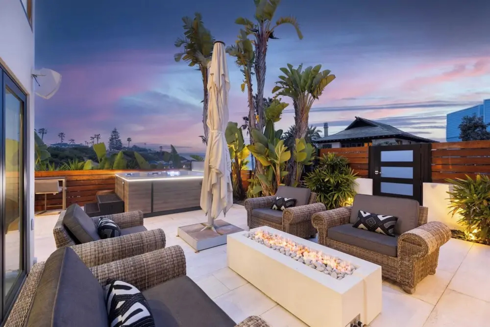 Steps to Beach+shops, Oceanview, Hot Tub+firepit Moonlight Modern by Avantstay