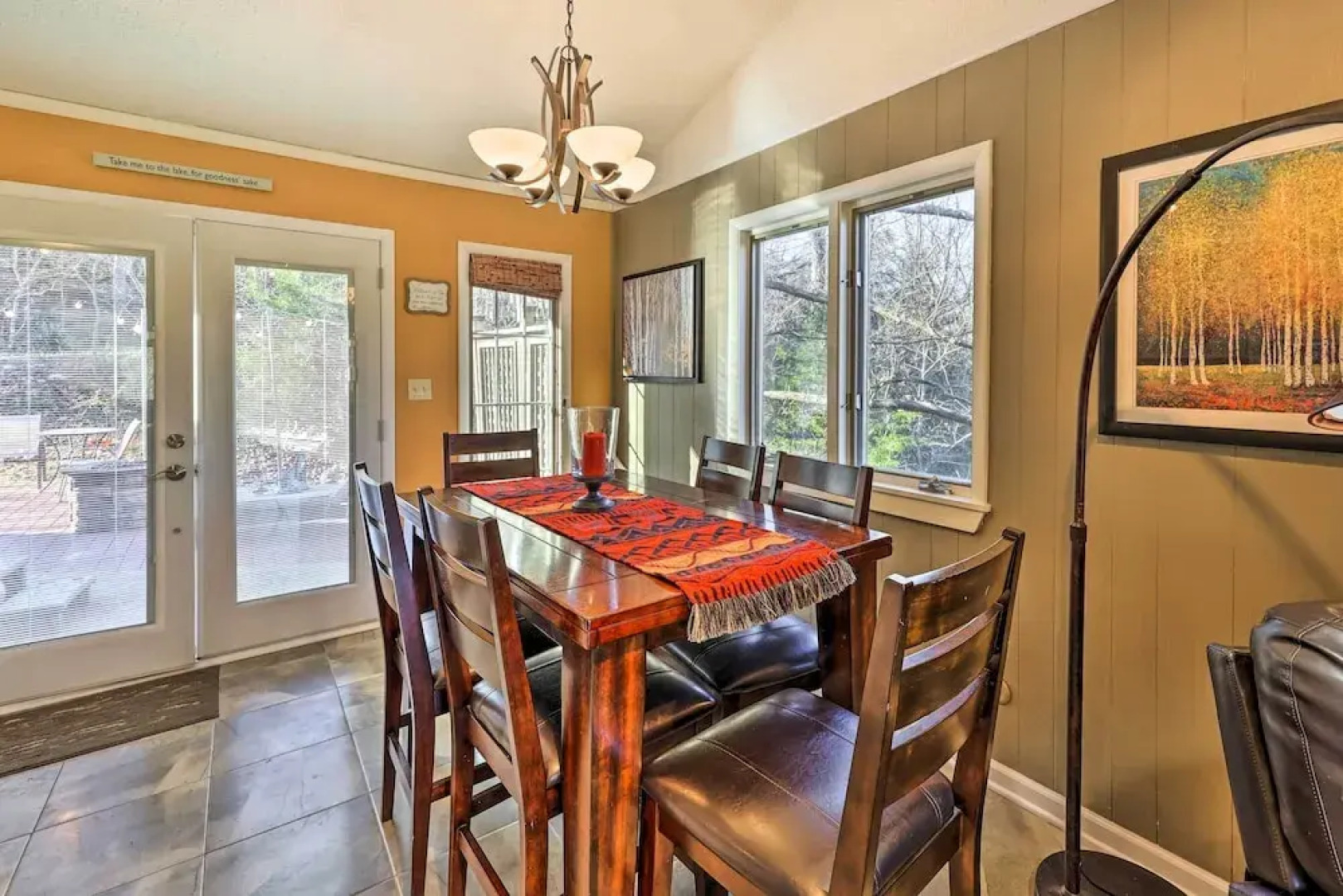 Holiday Island Home: Hot Tub & Wood Stove!